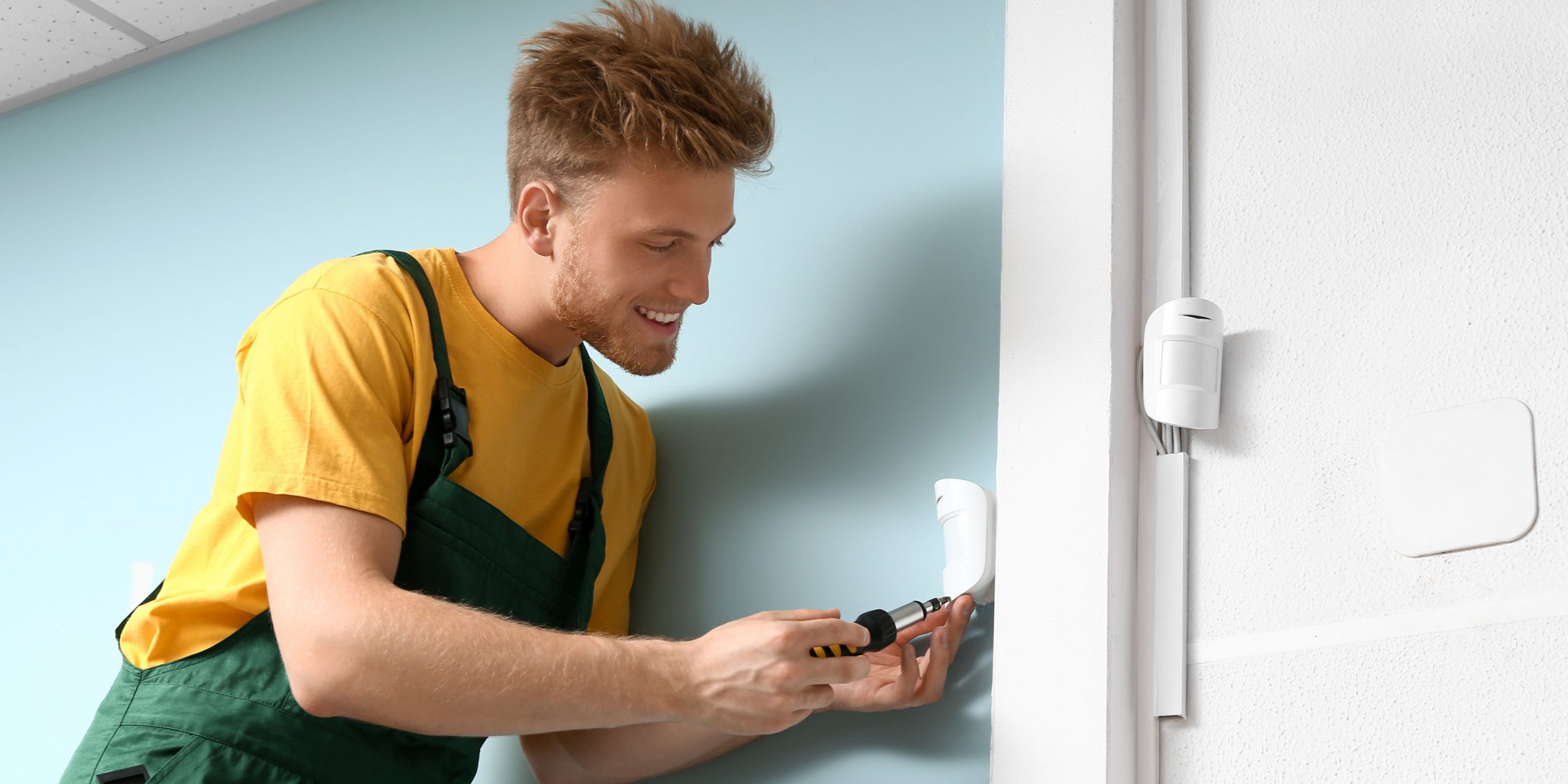 Instalador de domótica trabajando. Técnico Instalador casas inteligentes.