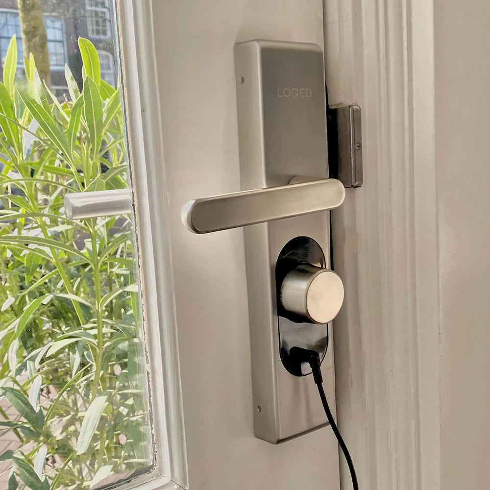 LOQED Power Kit cargando directamente sin retirar la tapa de la cerradura