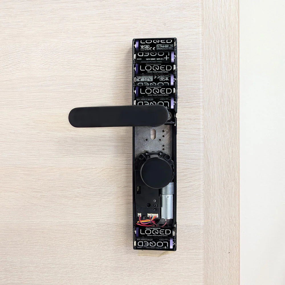 Instalación del LOQED Power Kit en la cerradura LOQED Touch Smart Lock