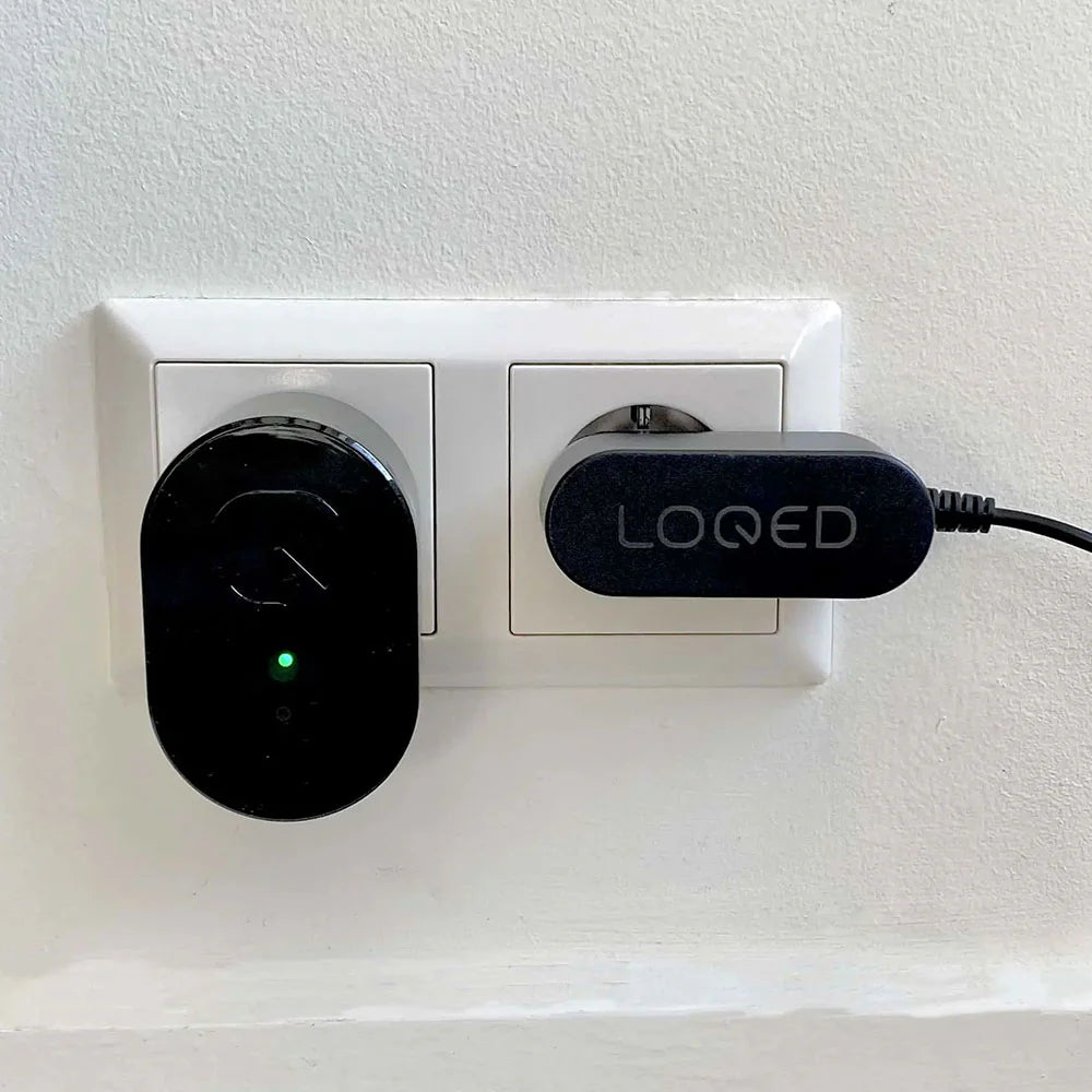 LOQED Power Kit cargando las pilas AA recargables con cable USB