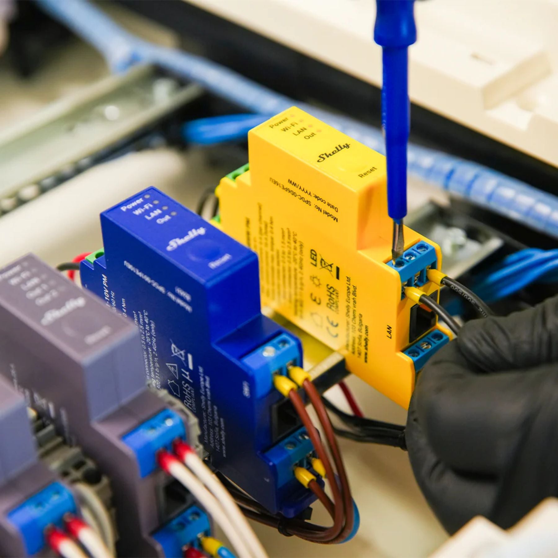 Especificaciones técnicas Shelly Pro RGBWW PM controlador LED profesional