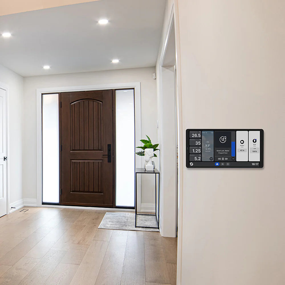 Wall Display X2 montado en pared con escenas y monitorización energética